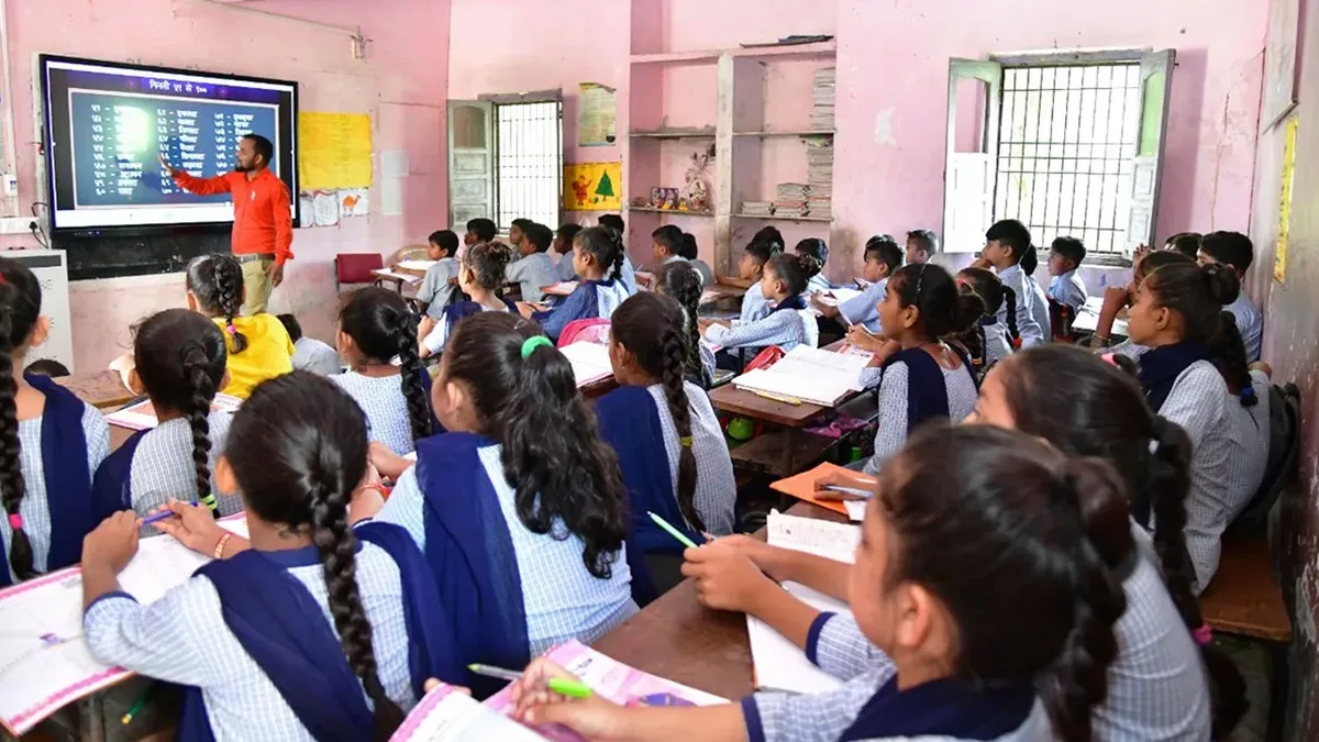 कक्षा में स्मार्ट बोर्ड के सामने पढ़ते स्कूली छात्र (प्रतीकात्मक तस्वीर)