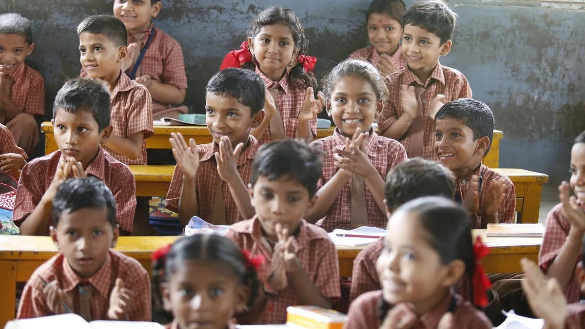 कक्षा में बैठकर गतिविधि में भाग लेते स्कूली छात्र (प्रतीकात्मक तस्वीर)